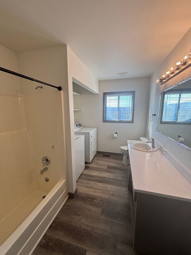 Building Photo - Remodeled Midtown Apartment (APP#244)