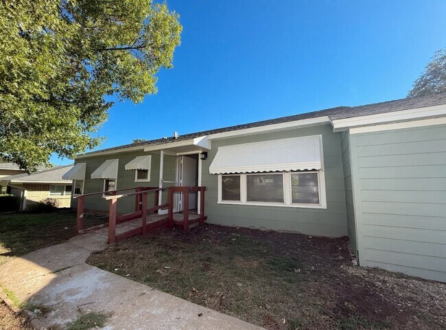 Primary Photo - 1512 W Day St