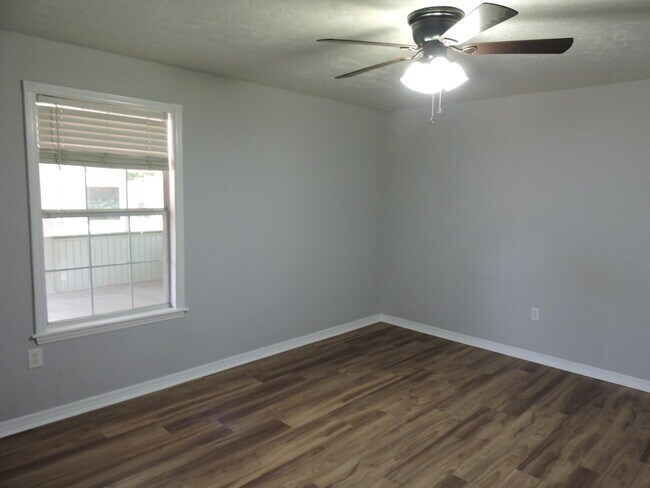 Building Photo - 211 Westview Dr
