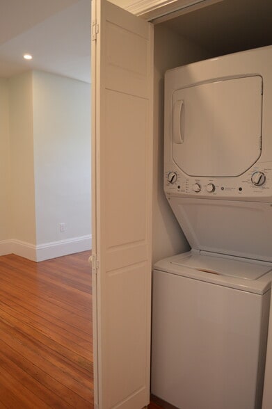 Building Photo - 370 Centre St