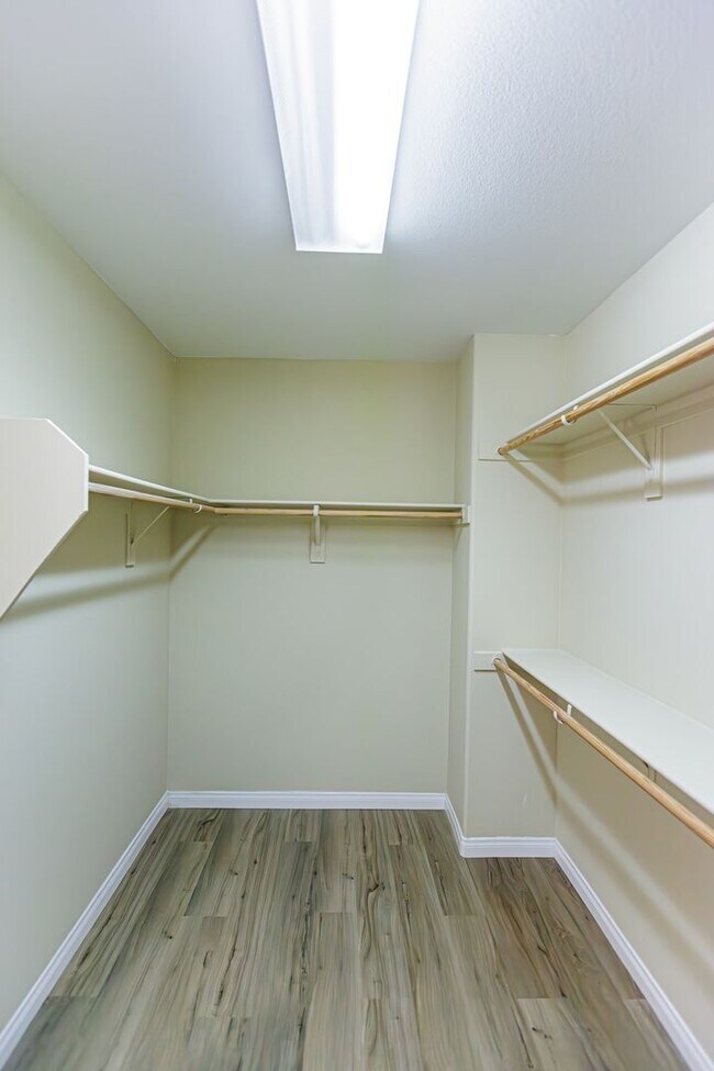 Building Photo - Top Floor 2 Bedroom Condo Located in Manha...