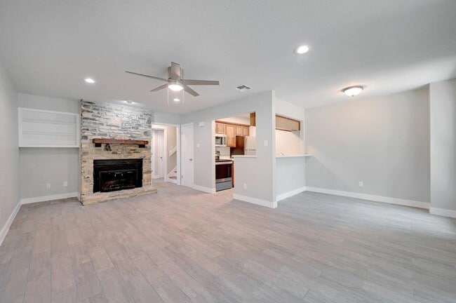 Building Photo - 10 Cypress Fairway Village