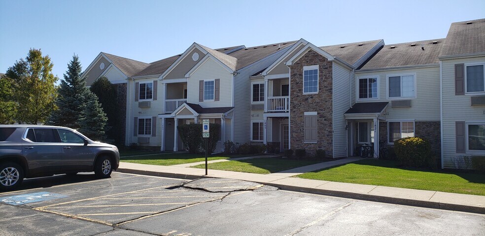 Building Photo - 1819 Silverstone Dr