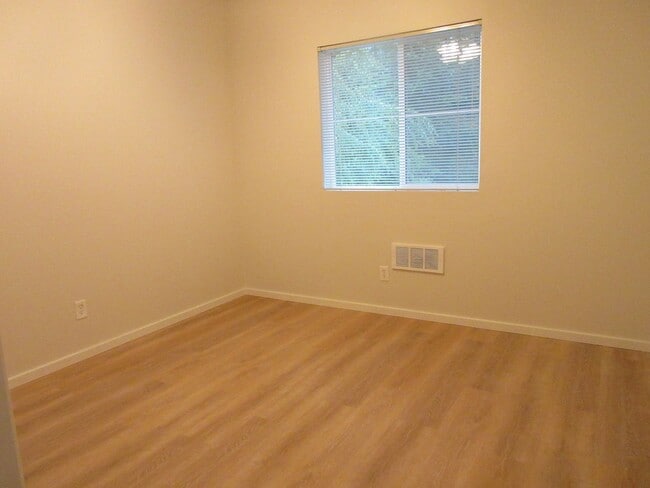 Building Photo - 2 Bedroom 2 Bath Condo in Dupont !!