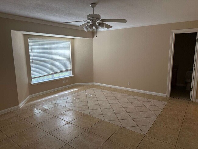 Building Photo - Beautiful Kitchen and Open Floor Plan