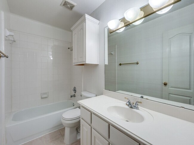 Building Photo - 4684 Old Pond Dr