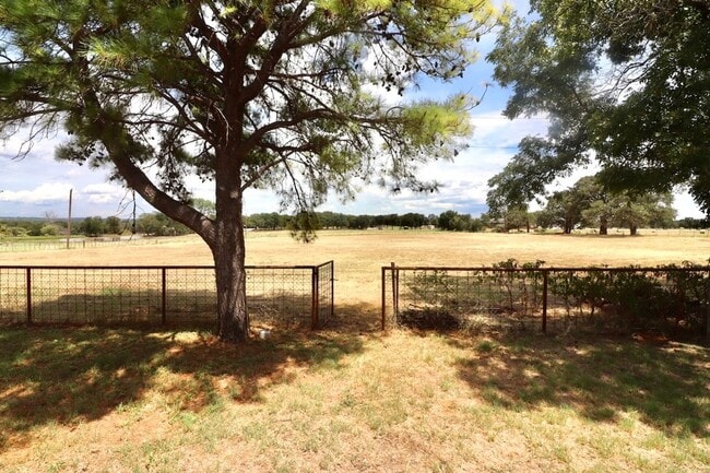 Building Photo - FOR LEASE in Brock ISD!! Updated 3 BR - 2 ...