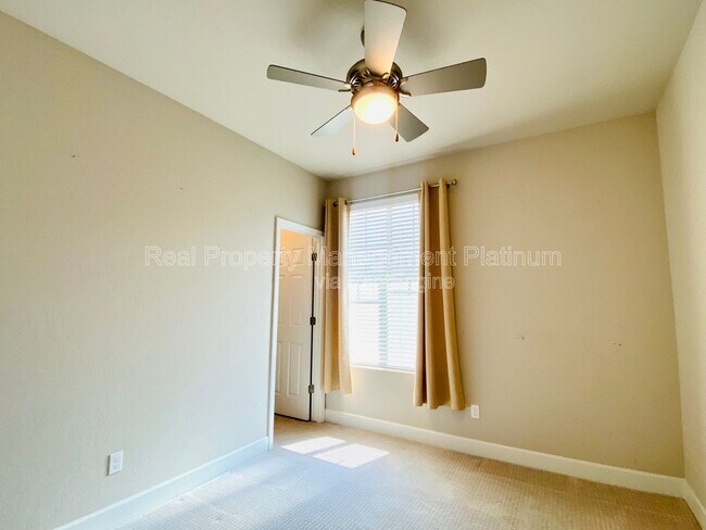 Building Photo - 1046 Lindsay Ln