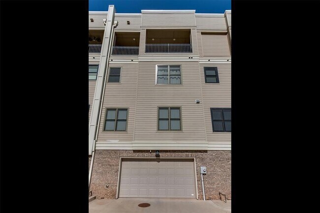 Building Photo - 418 NE 2nd St