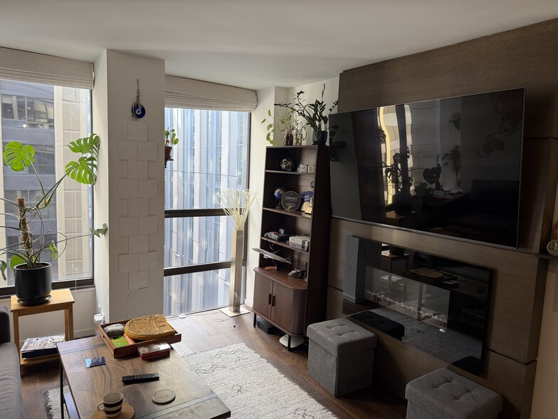 Building Photo - 230 E Ontario St