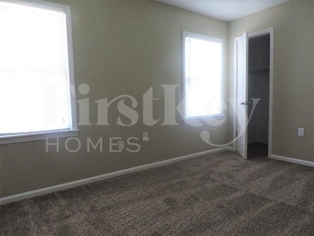Building Photo - 8601 Thorncliff Fairway