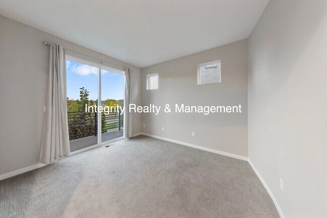 Building Photo - 3 Bed/2.5 Bath Townhome, 1999 sq ft, 2160 Meadows Blvd Unit A