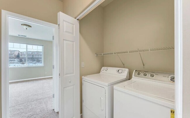 Building Photo - Fantastic 2 Bedroom 2.5 Bath Near UNR!