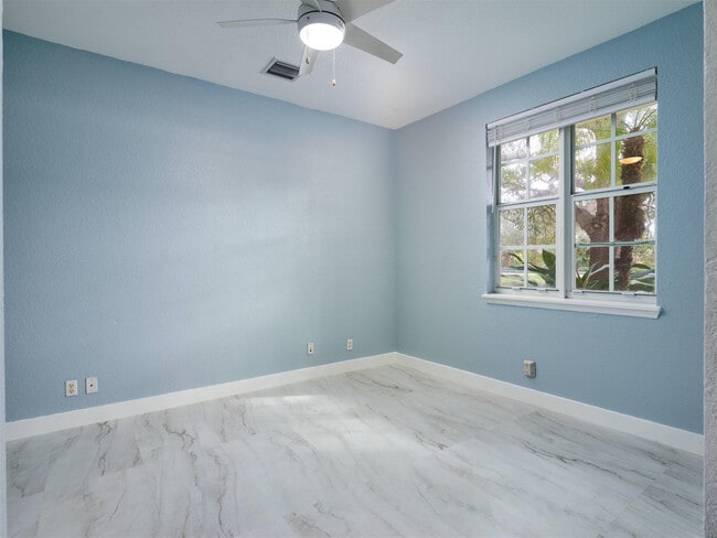 Building Photo - 463 School House Rd