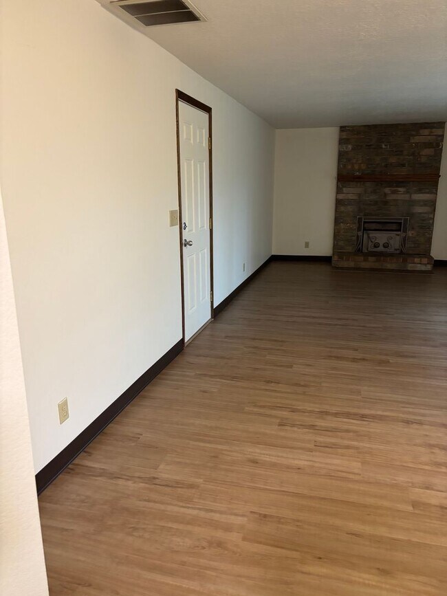 Building Photo - Charming 3-Bedroom 2 Bath Home in SE Salem