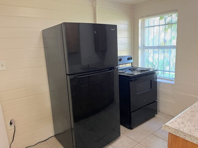 Building Photo - 1235 1/2 W Cypress St