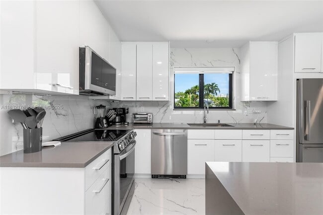 Building Photo - 21230 NE 25th Ct