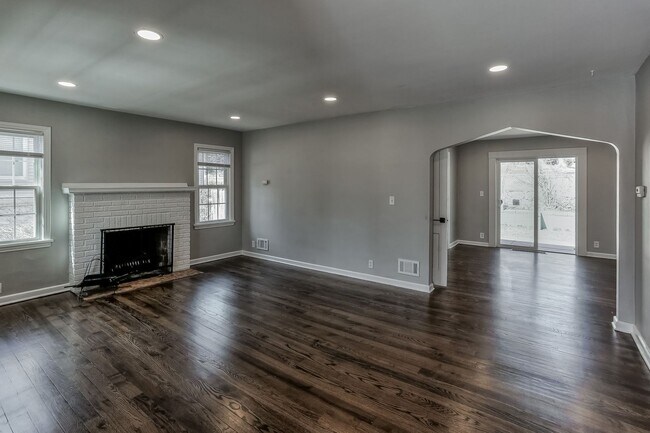 Building Photo - Amazing Aksarben Home