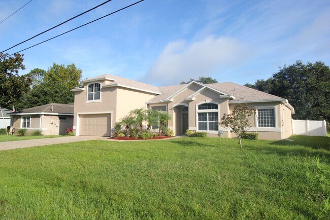 Building Photo - Huge 4 Bed 3 Bath Home w FENCED YARD and SCREENED LANAI for Rent!