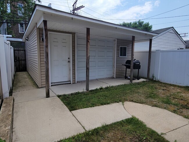 Building Photo - 3363 S Indiana Ave