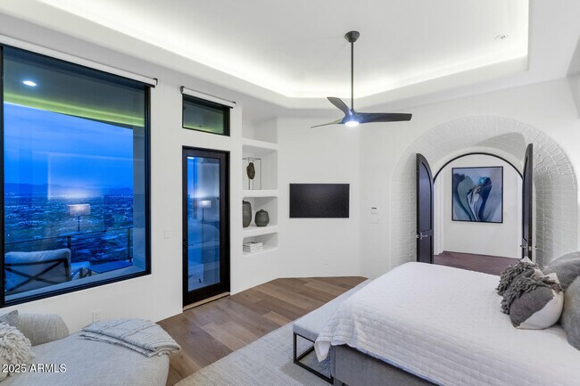Building Photo - 5810 E Cholla Ln