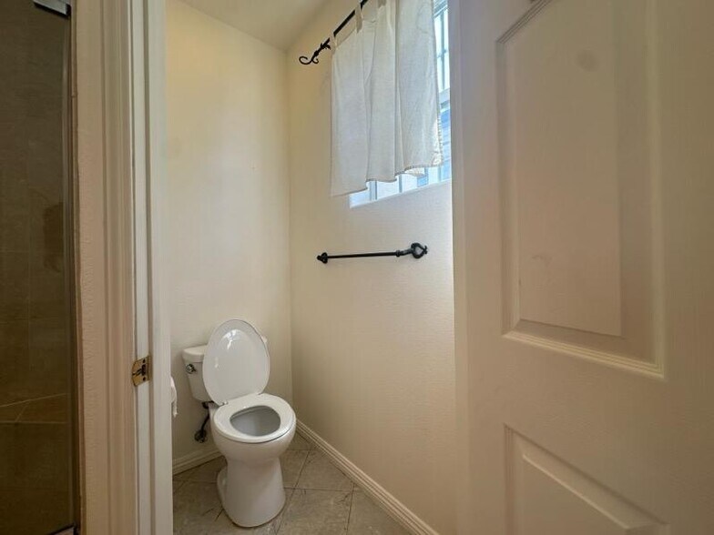 Building Photo - 10833 Kling St