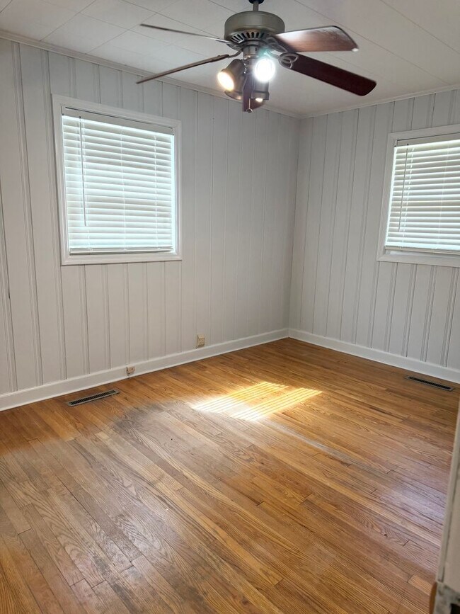 Building Photo - Charming Move-In Ready Home with Bonus Space & Spacious Yard!