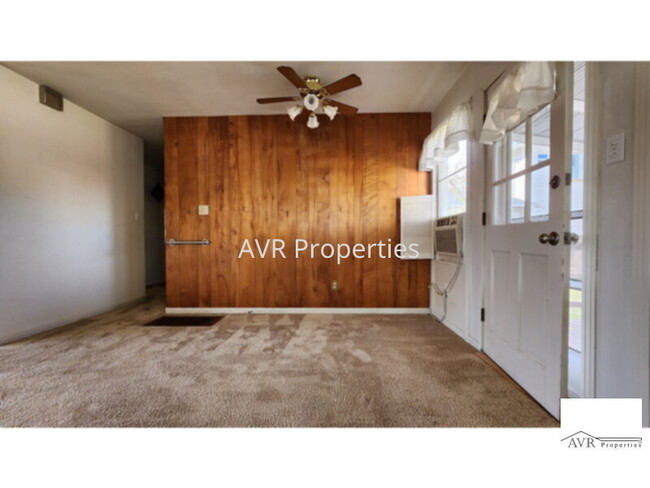 Building Photo - Lovely downtown three bedroom home