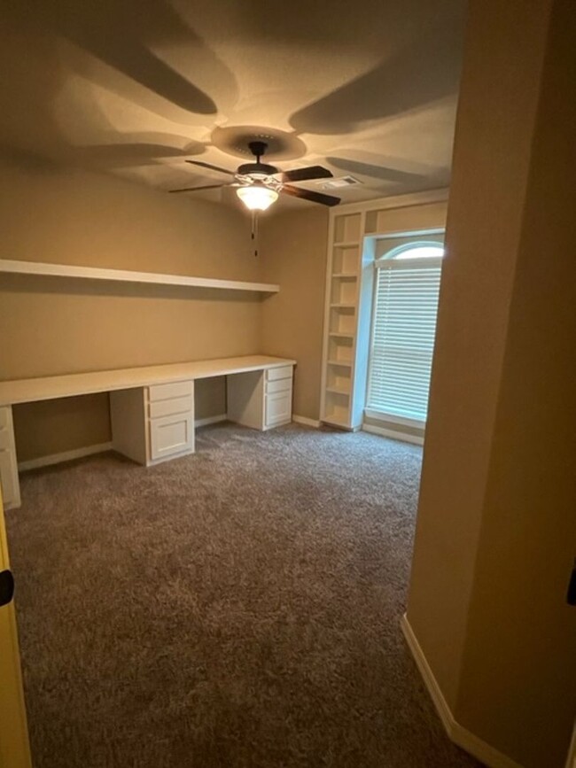 Building Photo - Stunning 3-Bedroom, 2-Bathroom Single Fami...