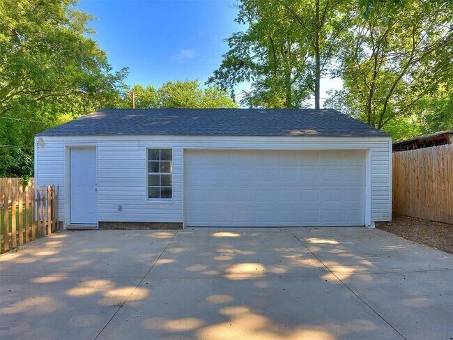 Building Photo - 1017 McFarland St