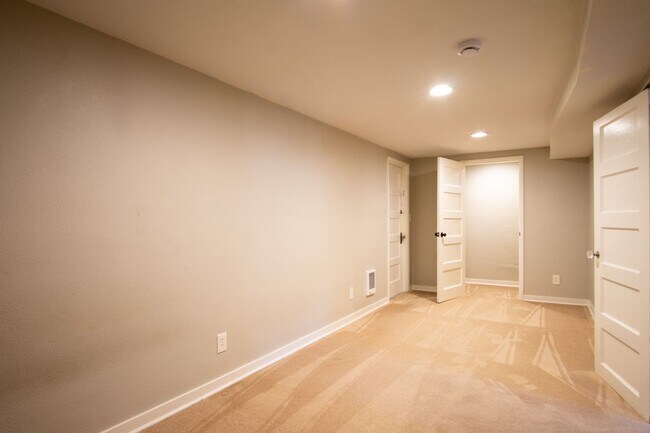 Building Photo - Adorable & Cozy NW 1 Bdr w/Fireplace + Hardwoods!