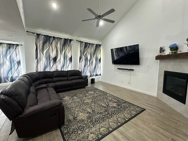 Building Photo - Stunning 4BR House in Little Elm