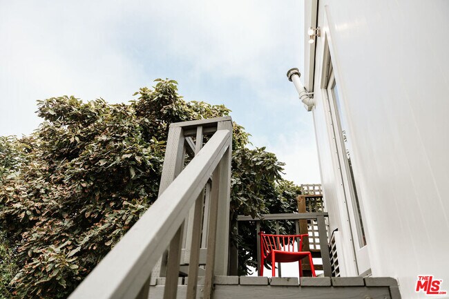 Building Photo - 2786 Bush St