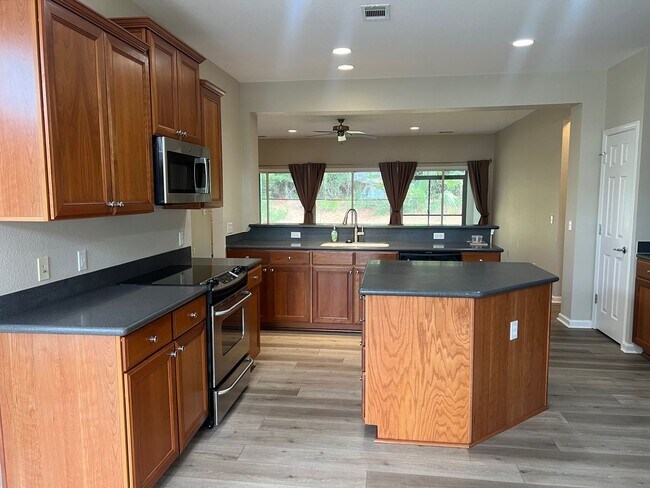 Building Photo - Lovely 3BR Ranch-Style Home in Sun City!