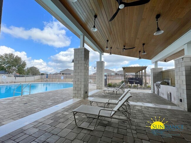 Building Photo - Stunning 4 Bedroom Home in Crestview! -Sol...