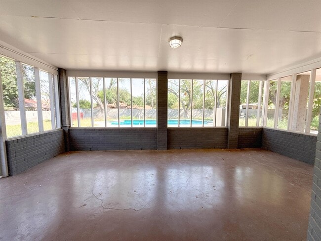 Building Photo - 405 Westmont Dr