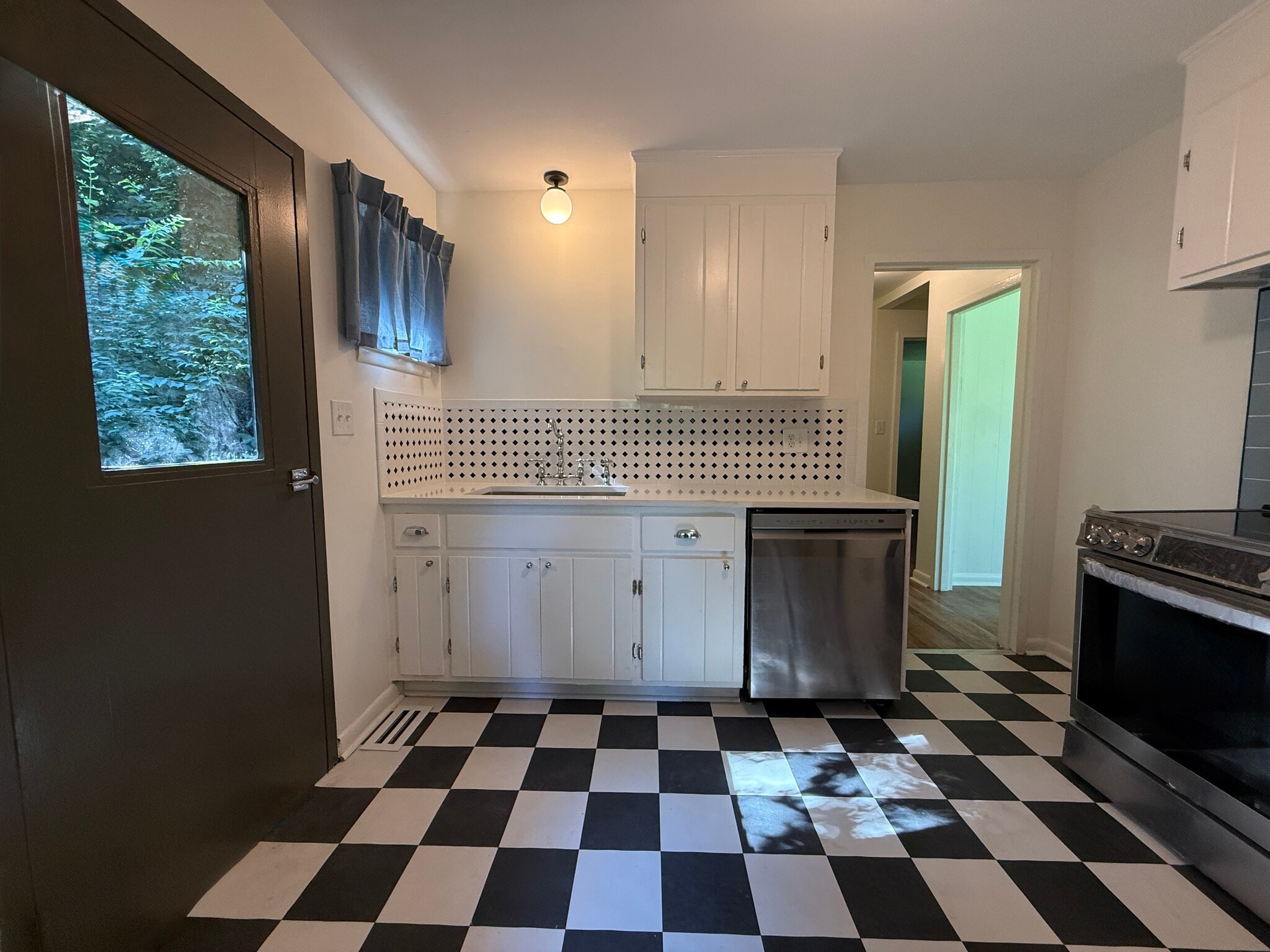 Building Photo - 3808 Woodmont Ln