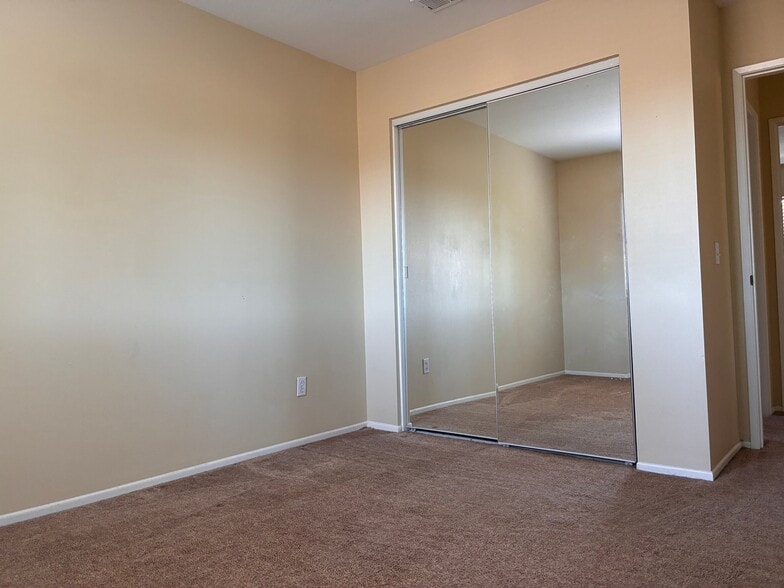 Building Photo - 42135 Chestnut Dr