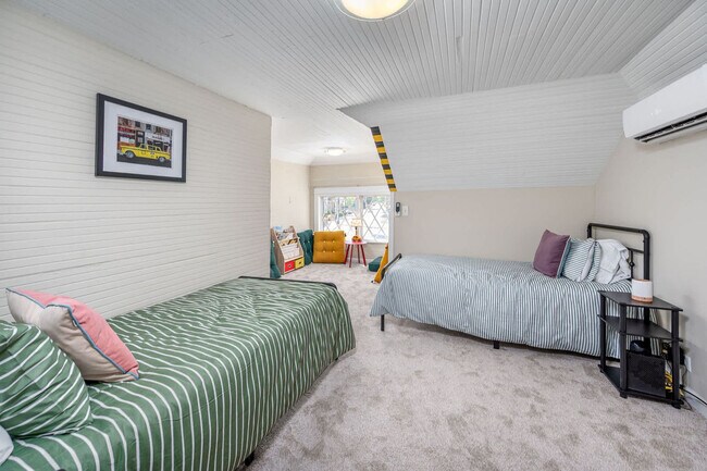 Building Photo - 500 W Rosemary St