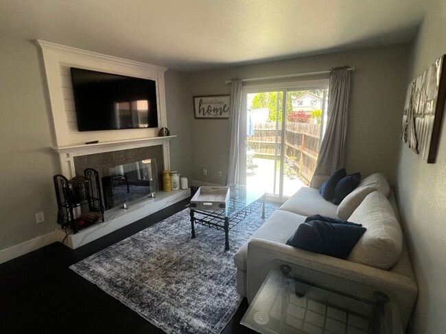 Building Photo - Modern 3 Bed / 2 Bath End Unit Home for Re...
