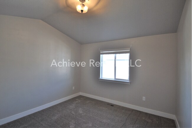 Building Photo - 897 Robert Ave