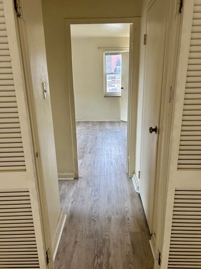 Building Photo - Bright 2 Bedroom Apartment in Shadyside w/Dishwasher