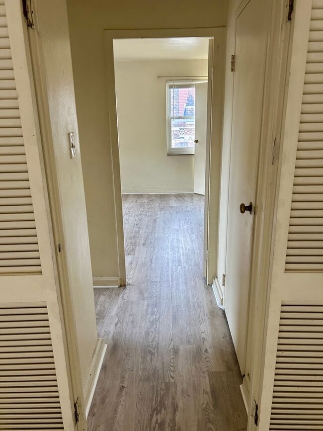 Building Photo - Top Floor 2 Bedroom Apartment  in Shadyside