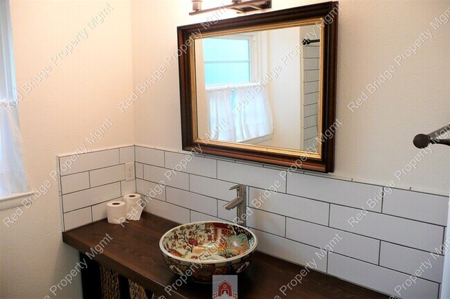 Building Photo - Hidden Gem 1 BR Condo NE 67th & Halsey