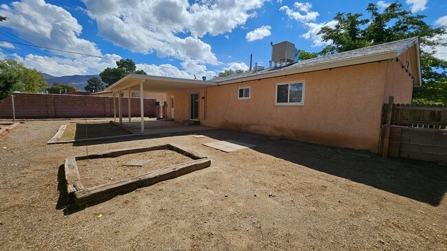 Building Photo - 3 Bed 2 Bath