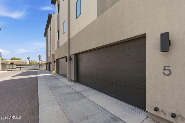 Building Photo - 2727 E Thomas Rd