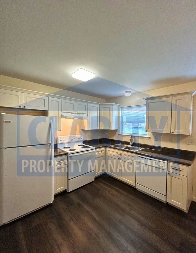 Building Photo - Two bedroom townhome w/garage!