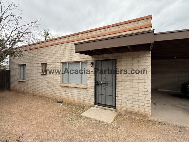 Building Photo - Two Bedroom Duplex