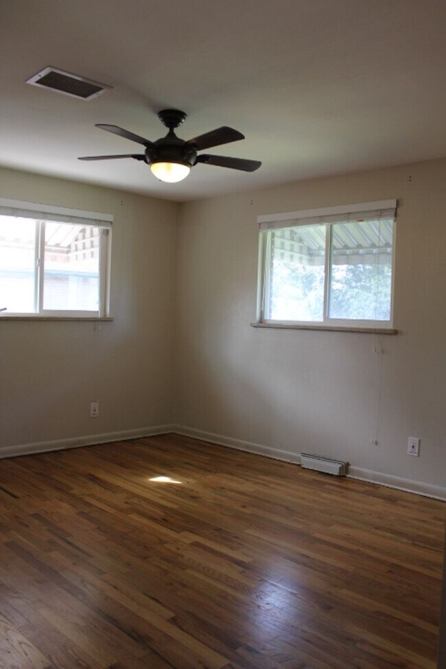 Building Photo - Stunning 3 bedroom/ 1 3/4 bath Ranch in Ha...