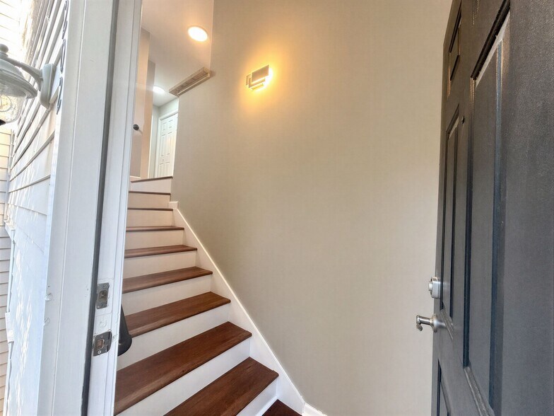 Building Photo - 1062 Washington St